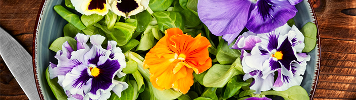 salad with edible flowers